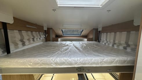 2025 Roller Team 707 Auto  – 5 sleeper/5 belts. Auto, bunks, large lounge  