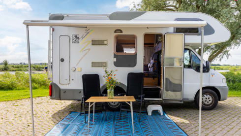 Knaussie – Wonderful compact alcove camper with 4 sleeping places