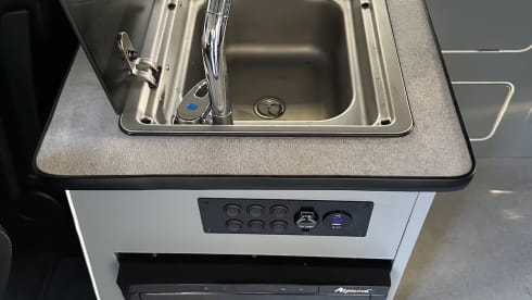 Mam's Van – Nissan-Campingbus mit 4 Schlafplätzen ab 2024