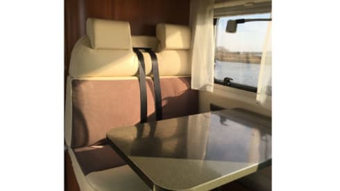 Modern Camper, automatic with air conditioning, TV and bicycle lift💪 fully equipped!