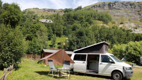 4-person Volkswagen with pop-up roof and long wheelbase for extra space