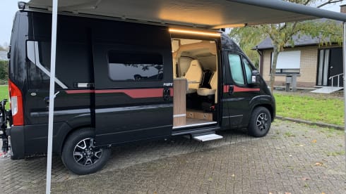 Black Beauty – Luxury Pilote bus camper for 2 persons