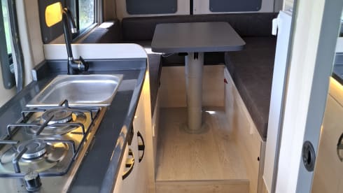 B.a.  – 2p VW Crafter bus uit 2014