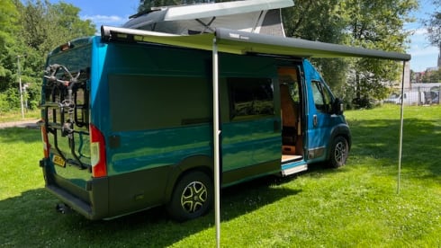 Lovely Hymer bus camper (with lifting roof?!)