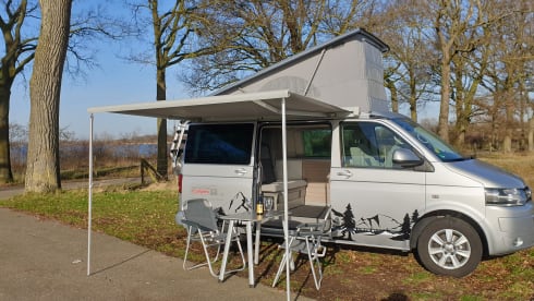 Zilver – Volkswagen T5 automatic California Bus camper with sleeping roof.