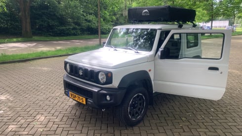 Simba – Keep smiling with this Suzuki Jeep with roof tent!