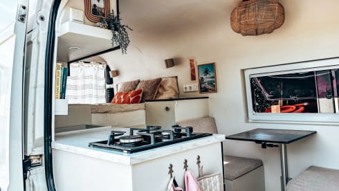 Freddie – Mini-maison aménagée en camping-car autonome (2 personnes + bébé)