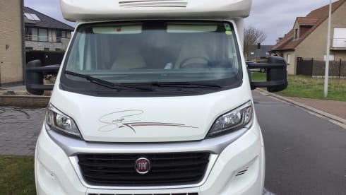 Start your freedom – Spacious MC Louis Sovereign 80 Semi-Integral