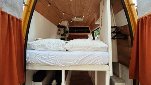 Eddie – Eddie the yellow camper van
