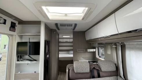 ⭐️⭐️⭐️ 2 person semi-integrated camper queen bed ⭐️⭐️⭐️ 