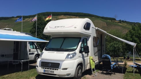 Swifty – Cosy 4 berth motorhome for all your family adventures.....
