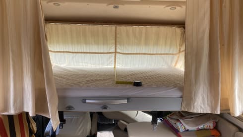 Aisholpan – Comfortabele Adria Vision met 4 slaapplaatsen voor reisplezier in alle weersomstandigheden.