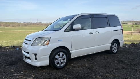 BONNIE  – Toyota campervan met 2 slaapplaatsen uit 2006