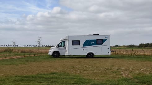 Joa 75T – 5p Bavaria semi-integrated uit 2024