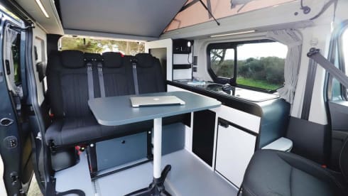 Aloha – Fully equipped 4-person campervan 