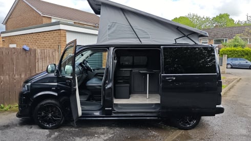 The Black Vanther  – Beautiful pop top 4 berth 4 x 4 VW Camper! 