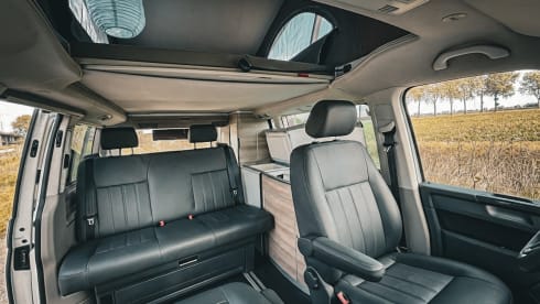 Django – 4p Volkswagen campervan uit 2018