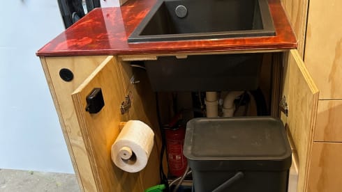 De Craftallic – 3-person camper van with lift bed