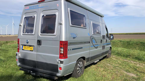 Compact and cozy camper 