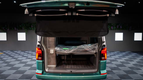 Luxury Camper – 4 Schlafplätze Volkswagen Transporter T6.1 LWB 150 PS S-Auto Campervan 2024