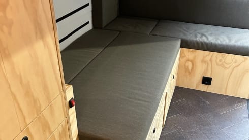De Craftallic – 3-person camper van with lift bed
