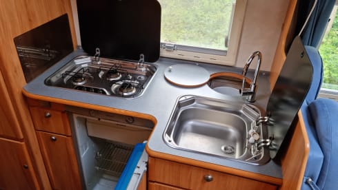 Very luxurious and spacious 4 person Alcove camper with 2 fixed spacious beds