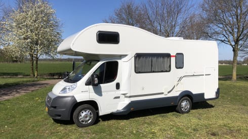 Luxurious spacious 6 person family camper with air conditioning (2x), garage and inventory.