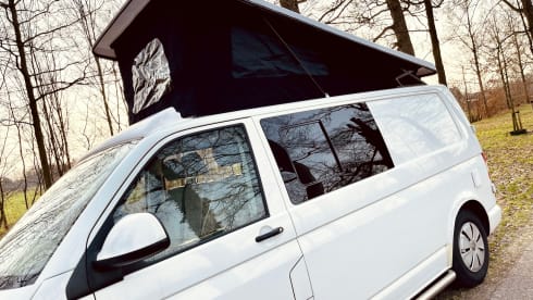 Babs – 4p Volkswagen campervan with roof bed