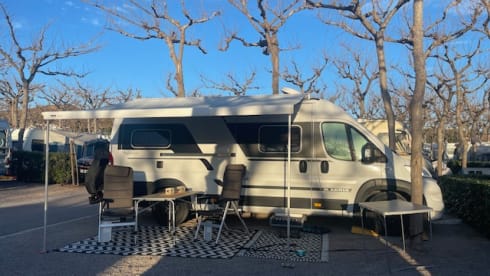 Super luxe Adria 640 SLB Plus Bus camper met lengte bedden