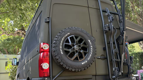 Stoere legergroene Volkswagen Crafter 2015