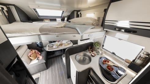 Barney – Luxury 4 Berth Rollerteam Zefiro 696 AUTOMATIC, Island Bed - Fully Insured