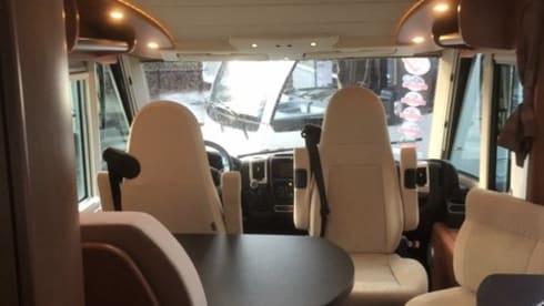 Camper Evenement – Carthago Compactline 143 Integrated