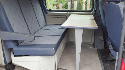 De Rode Smurf – The red smurf, reliable bus camper, for itself an entire family.