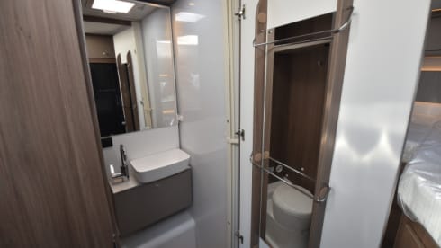 Nr. 6 Carado T338 Automaat – Premium Freedom! Very new camper with twin beds - Modern interior
