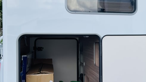 1. DelBi – Luxury mobile home Bürstner Delfin IT726