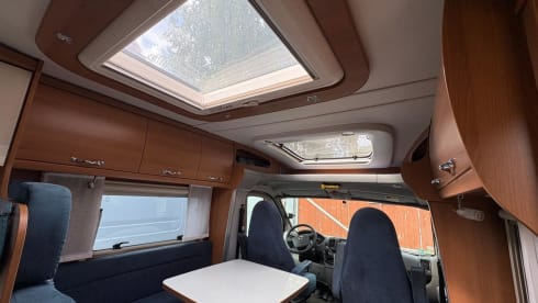 Lovely luxury camper 4p LMC semi-integrated from 2009 