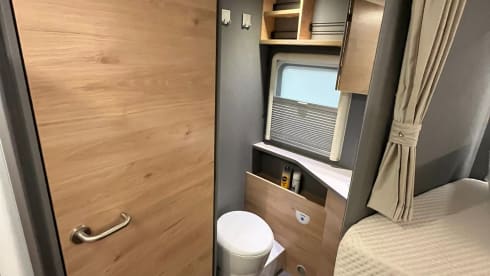 Zorgeloos op reis in een 3p Dethleffs 2025–fietsen veilig opgeborgen!