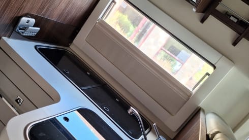LOVE-67  – 5p Ford semi-integrated uit 2018