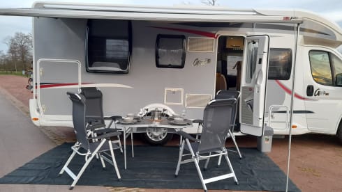 Spacious 4 person Challenger camper with queen bed