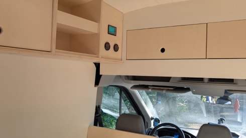 BigBlueBeast – 2-person very spacious off-grid Ford bus