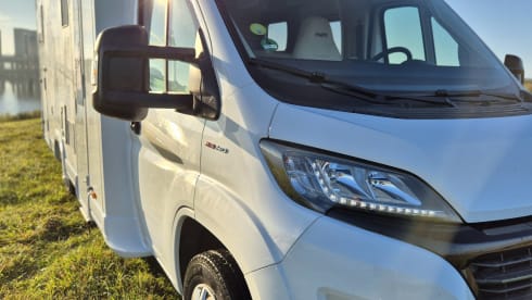 Camper 1 – Spacious and luxurious 6-person camper incl. PlayStation 4