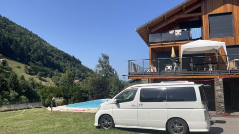 Jiggleypuff – Nissan campervan uit 2007 met 3 slaapplaatsen (klein gezin).