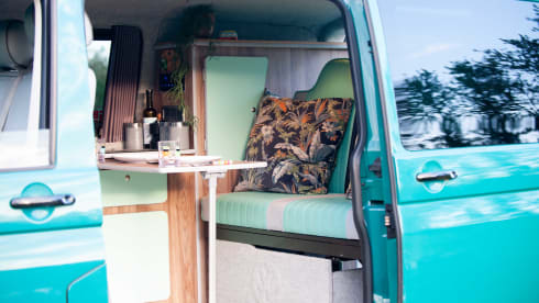Pretty Green – Volkswagen campervan met 2 slaapplaatsen uit 2006
