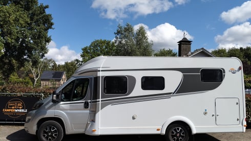 Libby – À partir de 2025 ! Camping-car 4 places neuf avec lits longitudinaux et lit escamotable.