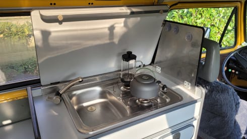 CHICO – cozy, neat, canary yellow oldtimer VW T3 for rent!