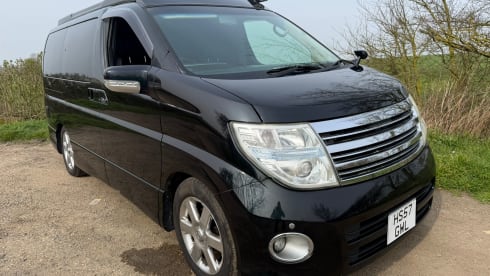 Essie the Elgrand – Nissan-Campervan mit 4 Schlafplätzen aus dem Jahr 2007