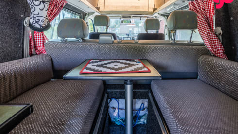 Menoenie – 4-person Volkswagen camper van