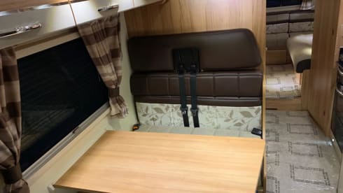 Luxus geräumiges Wohnmobil mit 6 Schlafplätzen