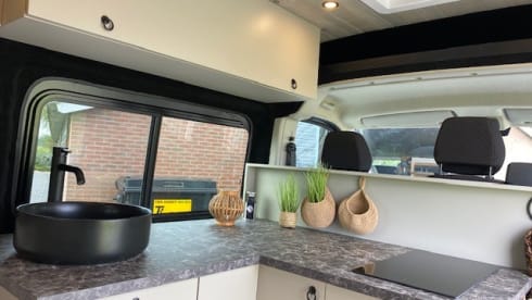Noir Nomad – 2p Citroën bus from 2018