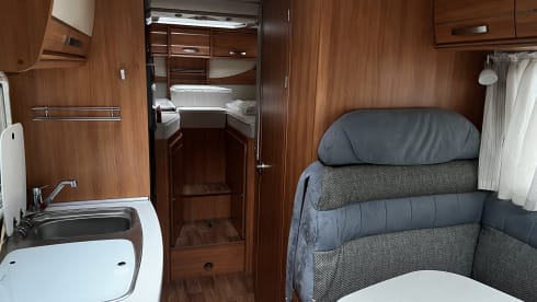 Guusje – Hymer with length beds super luxury camper